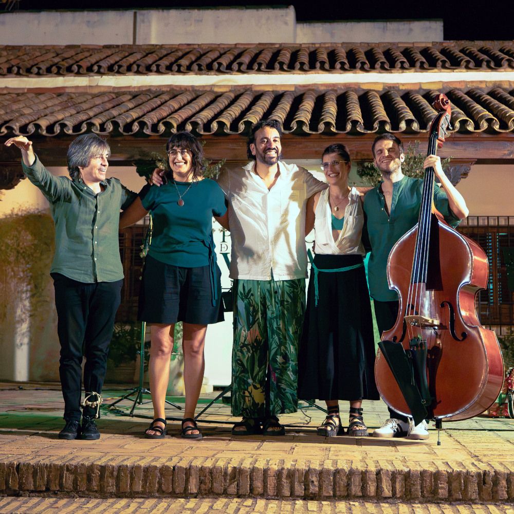Lxs cinco integrantes de La Bandada de Hidabe saludando al final de un concierto