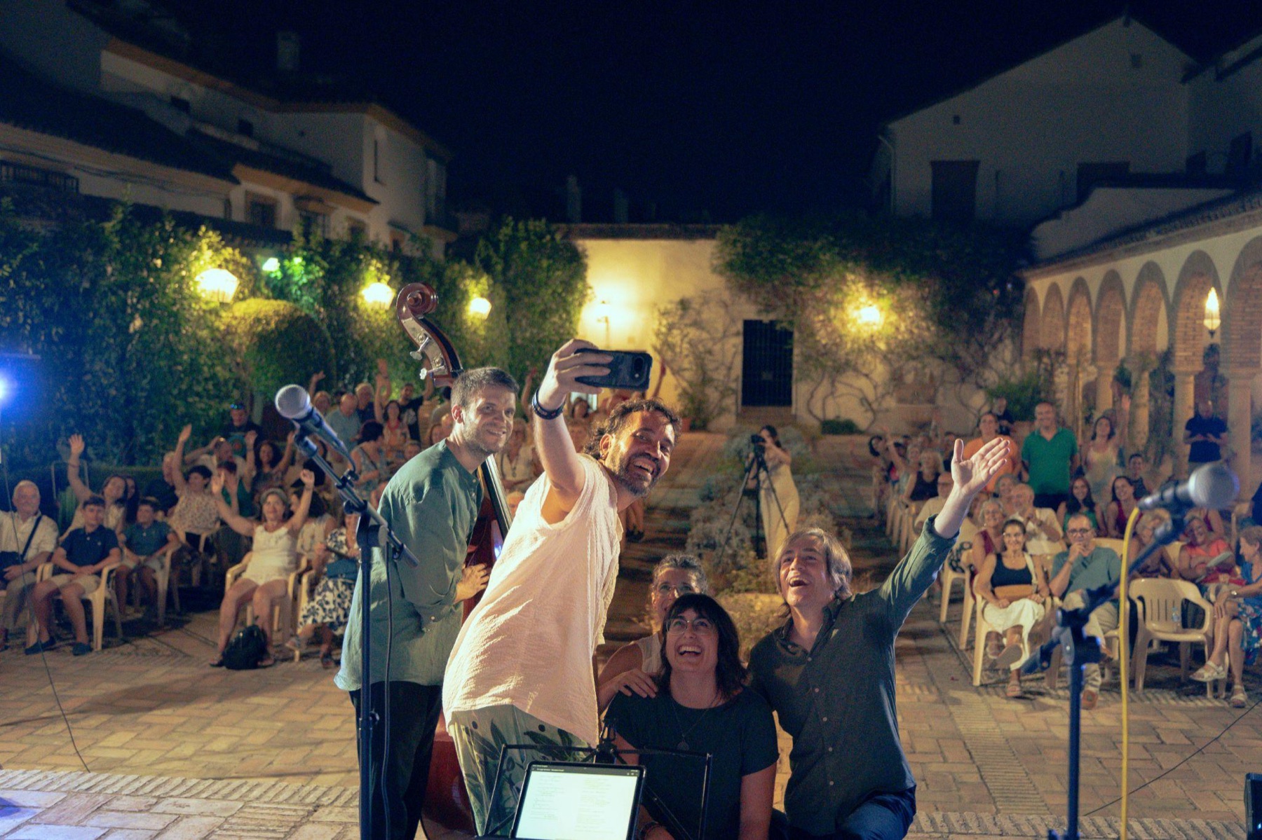 Hidabe y La Bandada haciéndose un selfie con el público en el Palacio de Viana, Córdoba, en agosto de 2026