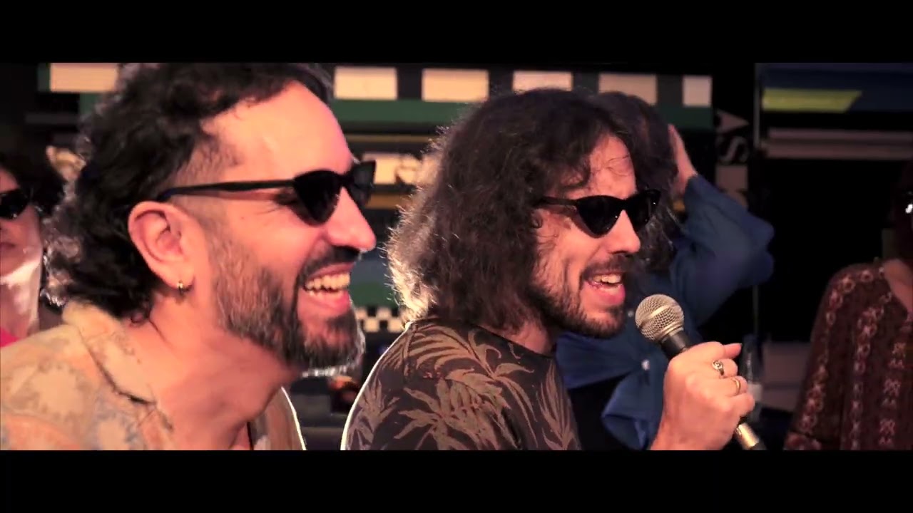 Hidabe y Kike M cantando en el videoclip de Incertidumbre