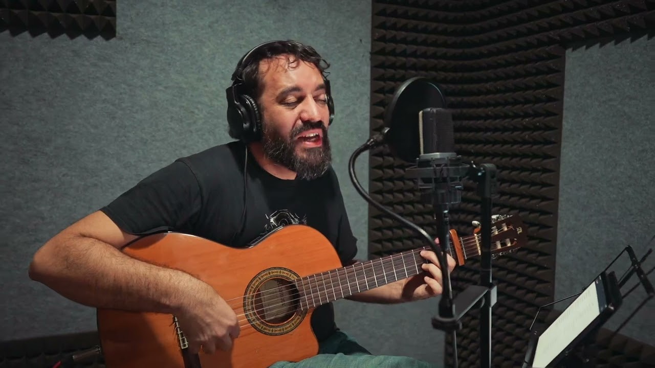 Hidabe tocando La Cuerda a guitarra y voz